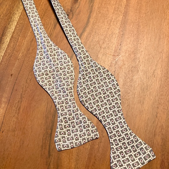 Carrot & Gibbs Bowtie-Pure Silk - Picture 2 of 3